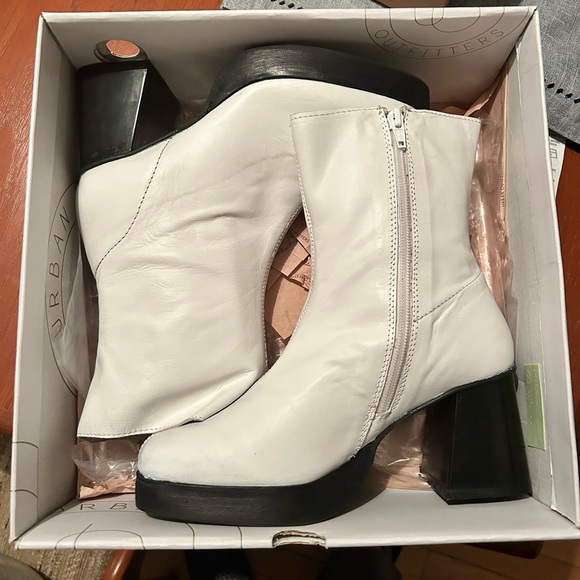 UO Block Heel Leather Ankle Boots - Picture 4 of 4